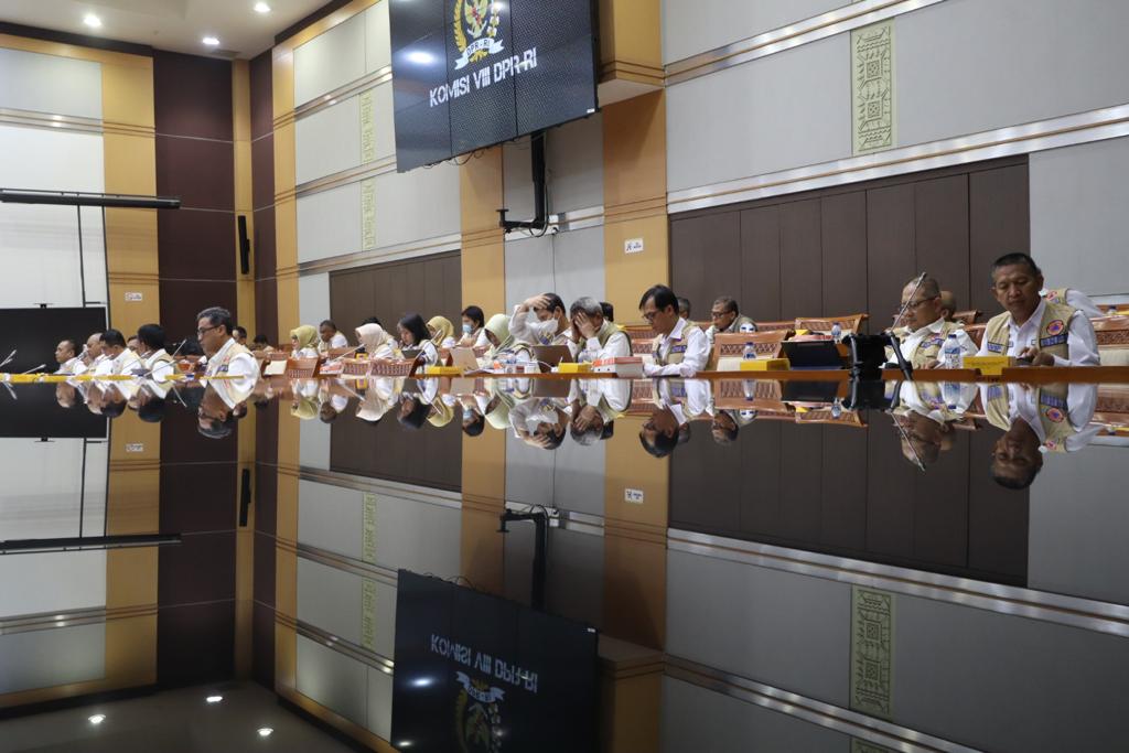 Kepala BNPB Letjen TNI Suharyanto S.Sos., M.M., bersama jajaran pejabat eselon 1 dan 2 BNPB menyampaikan paparan dalam rapat kerja antara BNPB dengan Komisi VIII DPR RI di Kompleks Senayan, Jakarta Pusat, Selasa (30/5). 